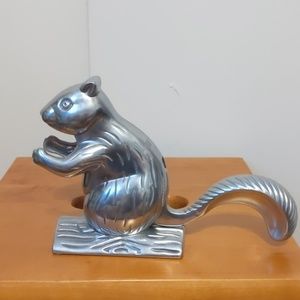 Squirrel nut cracker